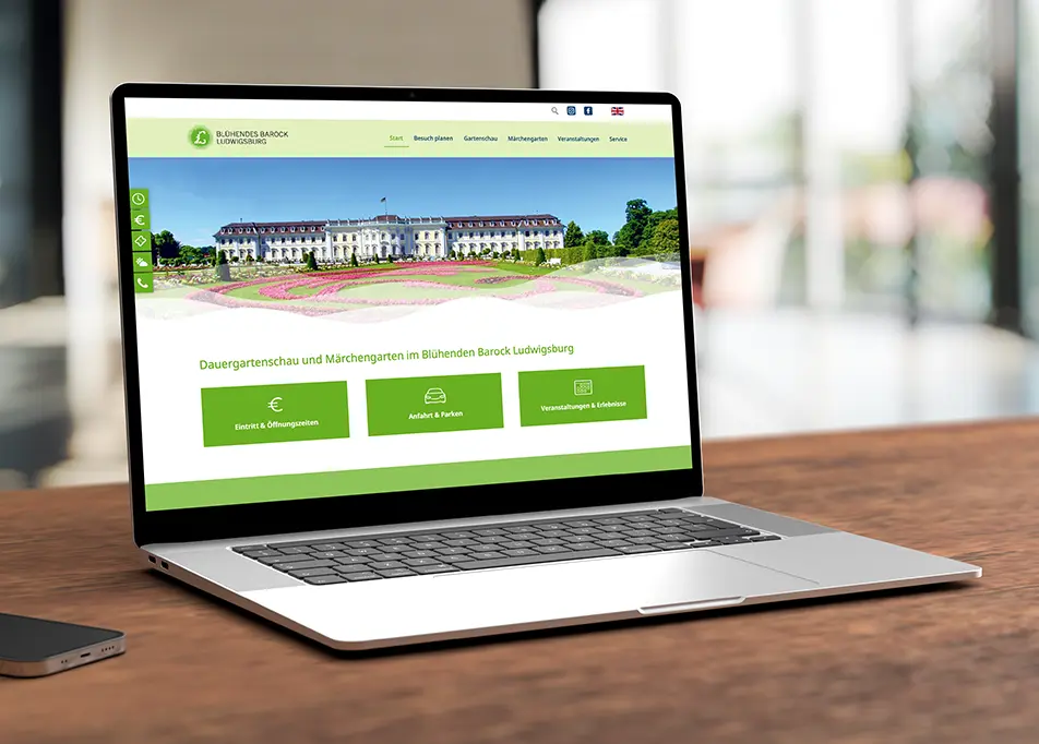 Laptop mit der Webseite von Blühendes Barock Ludwigsburg, die das Schloss mit blühenden Gärten zeigt.